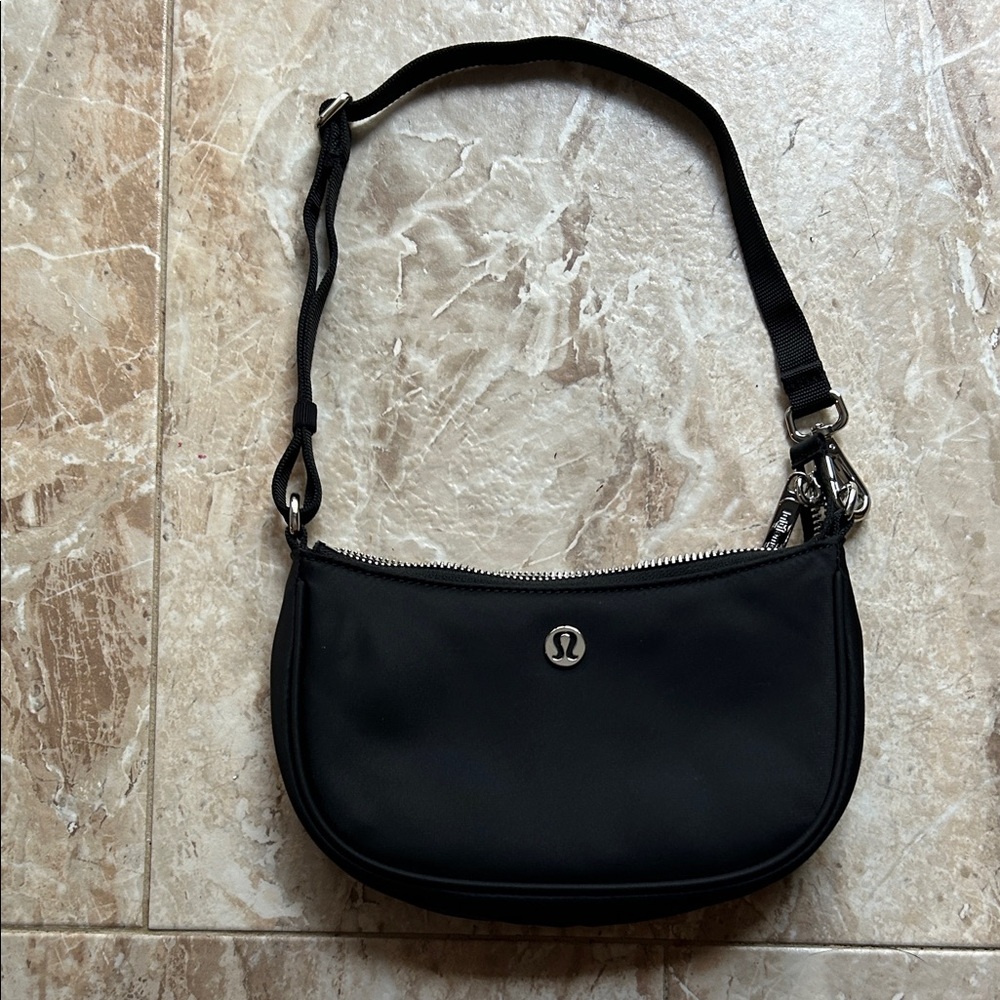 lululemon city essentials 1L shoulder bag